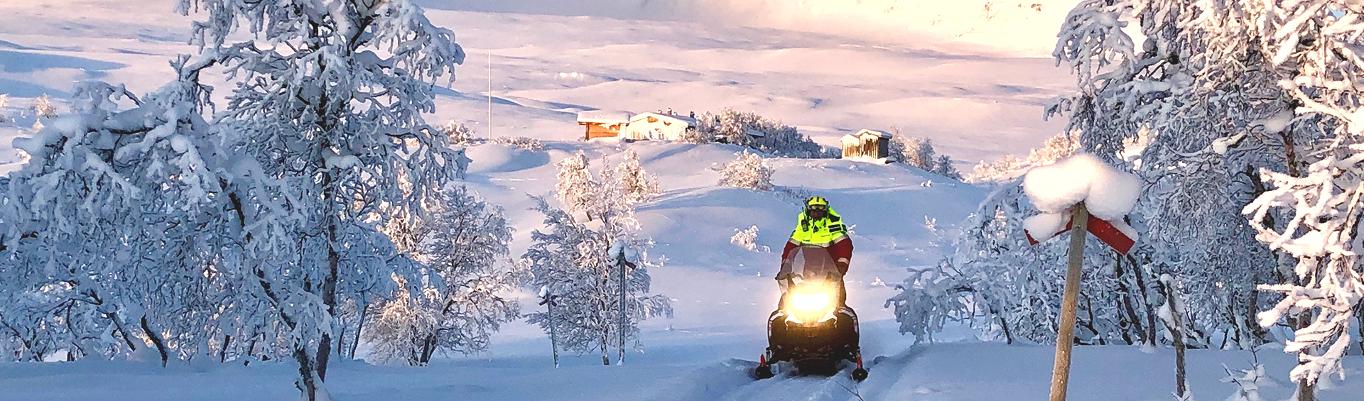 Snöskoter åker på led