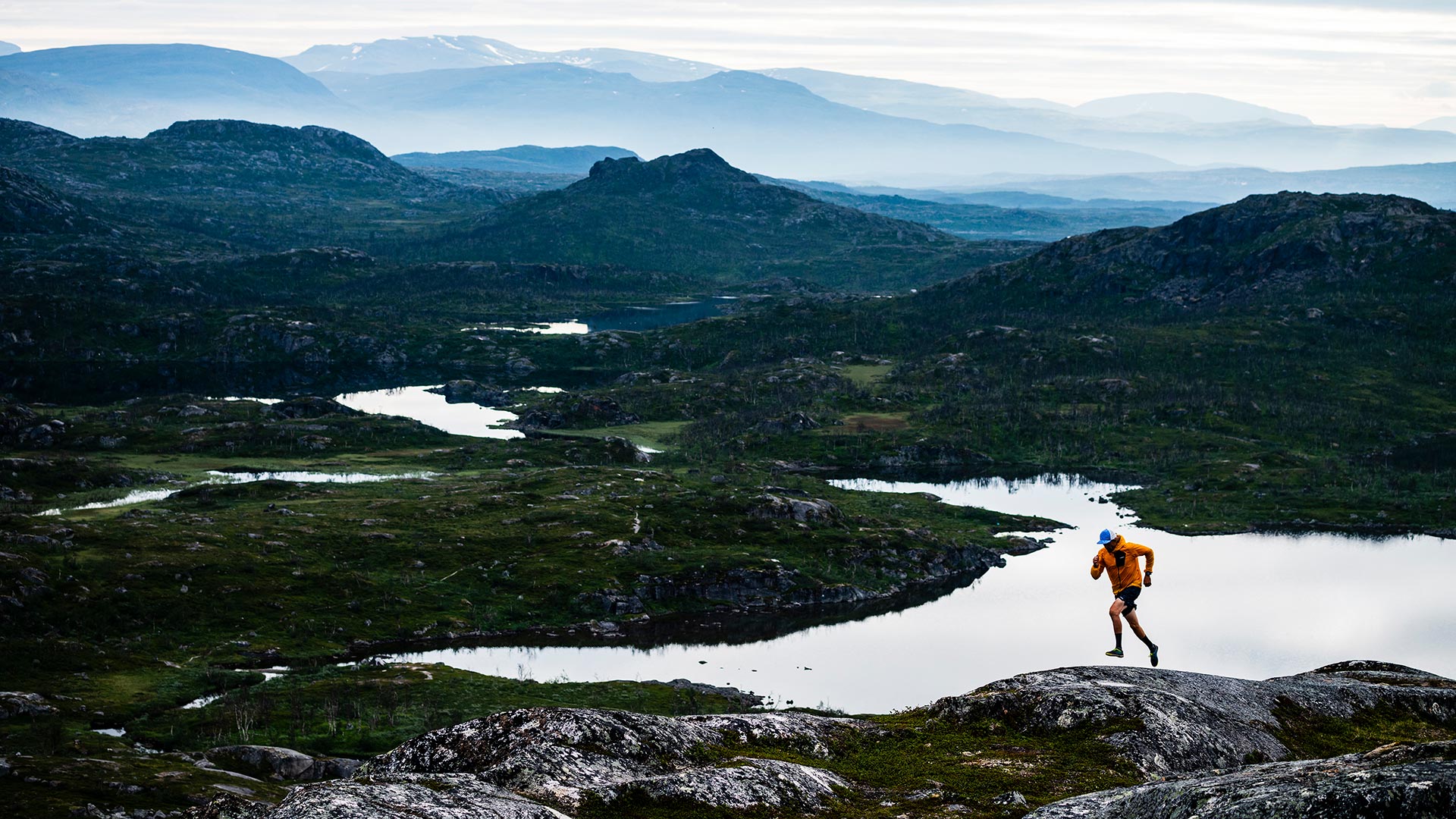 Fotograf: Mattias Fredriksson En löpare vid en fjällsjö