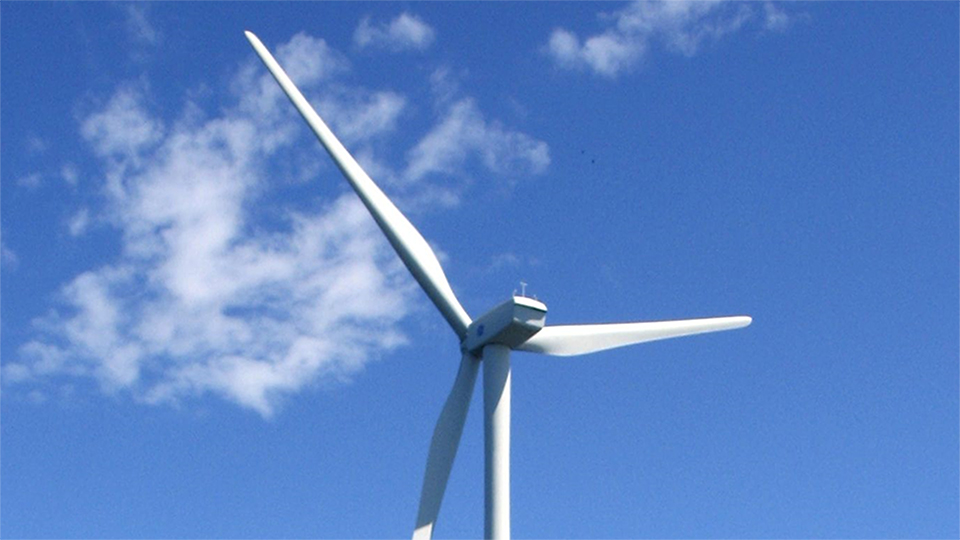 Rapporten är en fördjupning av avsnittet om fisk och vindkraft i Vindvalrapporten ”Effekter av havsbaserad vindkraft på marint liv – en syntesrapport om kunskapsläget 2021” (rapportnummer 7049, 2022). Havsbaserad vindkraft förväntas påverka fisk på olika sätt under anläggnings- drifts- och avvecklingsfasen. Under anläggningsfasen är ökade ljudvolymer och spridning av sediment, de viktigaste faktorerna att beakta. Under driftsfasen tillför havsbaserade vindkraftverk en hårdbottenmiljö som kan fungera som artificiellt rev där fisk ansamlas. Hur vindkraftverkens avvecklingsfas påverkar fisk är svårt att veta, eftersom nedmontering ligger många år i framtiden för de vindkraftverk som installeras idag. Mycket talar för att vindkraftverk till havs inte utgör ett hot för fiskarter eller fiskpopulationer. Det är dock viktigt med en lokal bedömning av hur fisk påverkas när vindparker ska anläggas, eftersom det råder olika förutsättningar i de havsområden som omger Sverige.