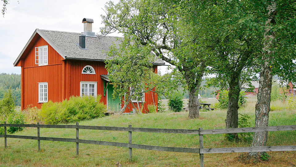 Tomtgräns med rött hus