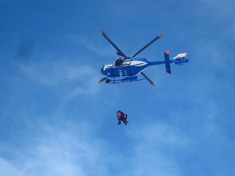 Räddning med polishelikopter